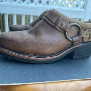 Harley Davidson size 8 Erin
Harness leather clogs distressed brown leather